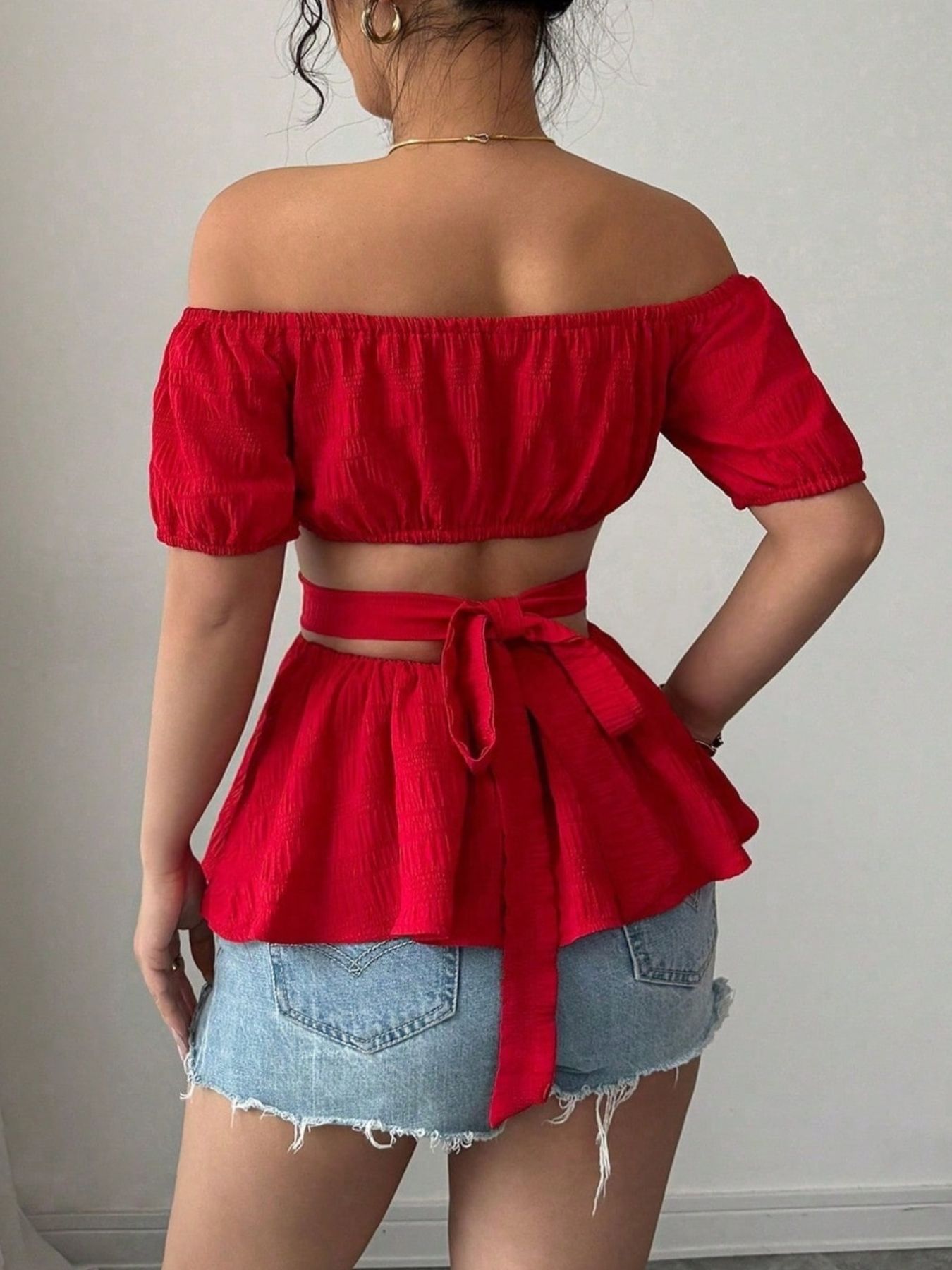 EEskiCutoutOff-ShoulderSmockedPeplumTop1